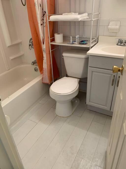 Large 3-Bedrooms/2-Bath Apt, One Block To Train Νέα Υόρκη Εξωτερικό φωτογραφία
